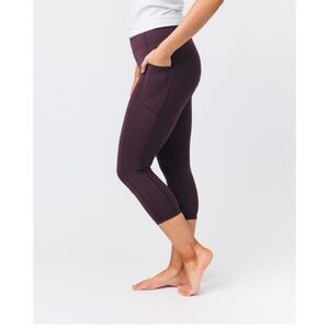 ZYIA Pocket Brilliant High Rise Capri Leggings Wine Purple Size 4 Women’s
